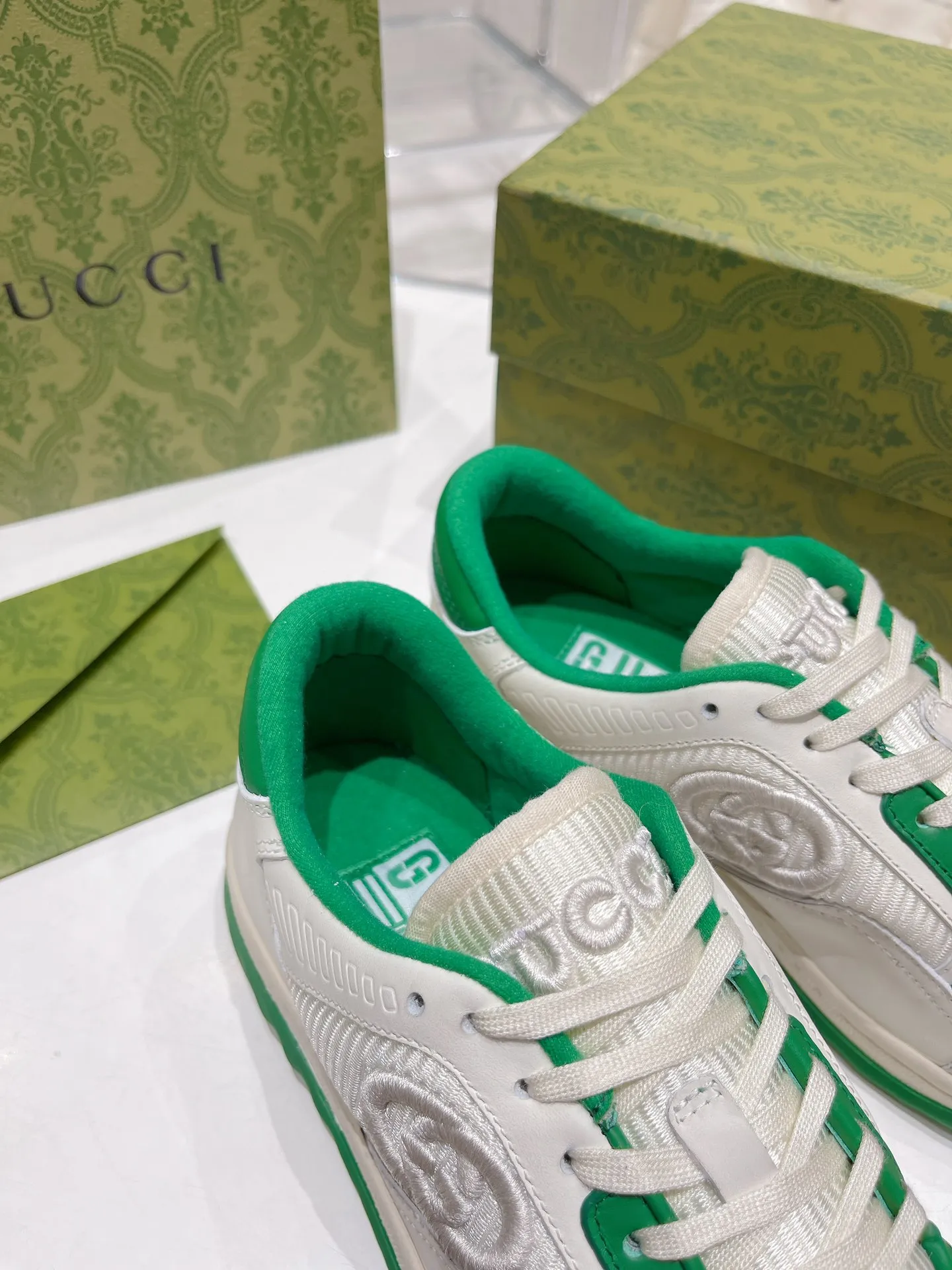 👟👟Ex-factory price 520👟👟 Gucci Gucci 2023 latest hot model MAC80 sneakers, couple style, casual, retro, old, dirty shoes, small dirty shoes, white shoes, original purchase, development, production, Gucci MAC80 new hot model series. The exquisite and compact interlocking double G logo romantically interprets the aesthetic concept of this series. Made of off-white leather, retro inspiration is cleverly integrated into the design of sports shoes, reinterpreting the brand logo. Fabric: Original custom imported first-layer cowhide. Lining: Original custom imported breathable mesh. Outsole: Original molded two-color TPU outsole. Sole thickness: 3CM. Size: Women's 35-40 / Men's 39-45.